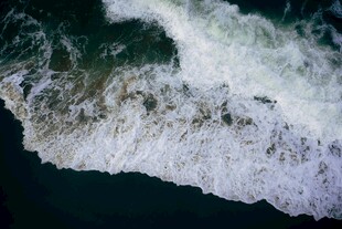 海浪拍打海岸的壮观景象
