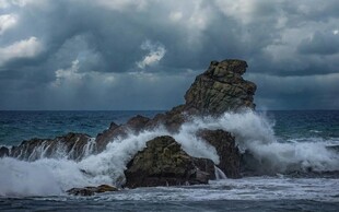 海浪拍击礁石的壮阔景象