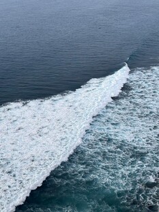 海上破浪景象