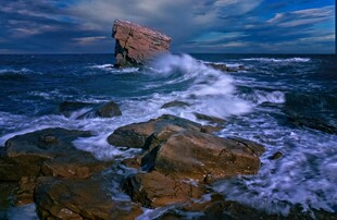 海边礁石与翻涌海浪