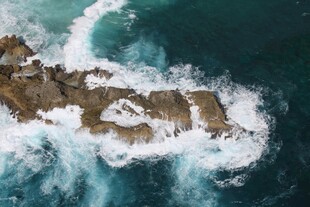 海浪拍击礁石的壮阔景象