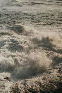 汹涌海浪拍打海岸