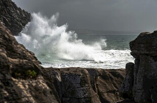 海浪拍击嶙峋岩石