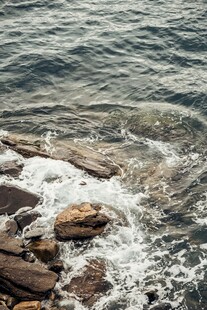 海浪拍打岸边岩石