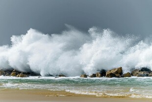 海浪拍岸的壮阔海滨景象