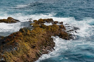 海浪拍击礁石的壮阔景象