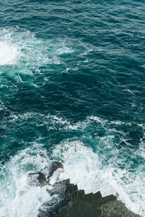 海浪拍击礁石的壮阔景象