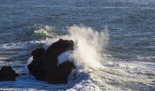 海浪拍击礁石的壮观景象