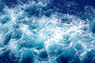 汹涌澎湃的蓝色海洋浪花