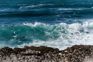 海浪拍击岸边岩石