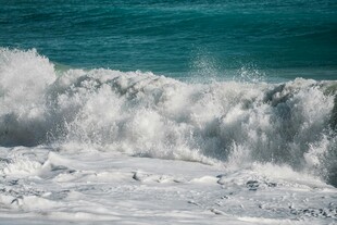 海浪翻涌的壮阔海景