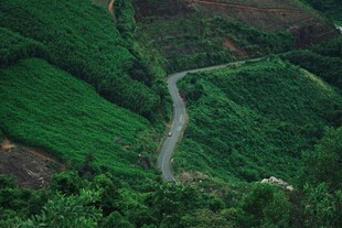 山间蜿蜒小路