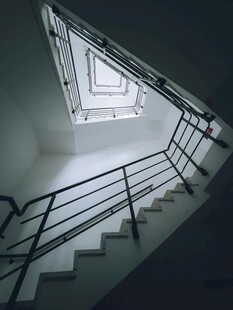 昏暗楼梯间的光影景致