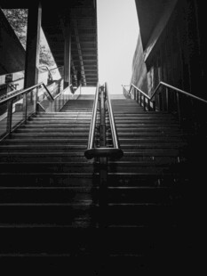 昏暗楼梯间的孤独上行路