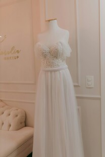 优雅白色婚纱展示