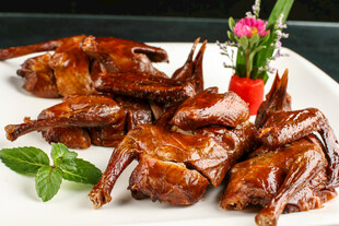 美味卤制乳鸽摆拍