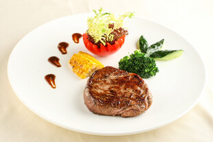 美味牛排摆盘精致