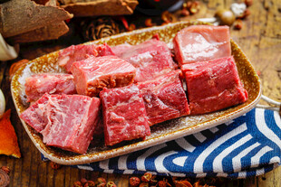 新鲜生牛肉切块展示