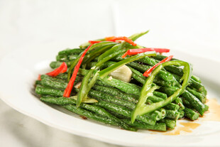 清炒豆角配红椒