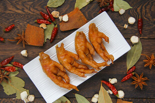 美味卤鸭掌摆于木桌间