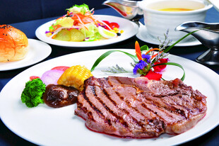 美味牛排摆盘精致