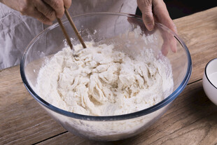 手工揉制面团的温馨场景