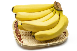 竹盘上的新鲜香蕉