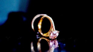 璀璨钻戒闪耀迷人光芒