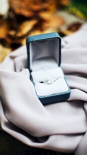 精致蓝盒中的优雅戒指