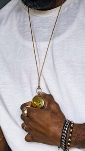 男士佩戴个性吊坠项链