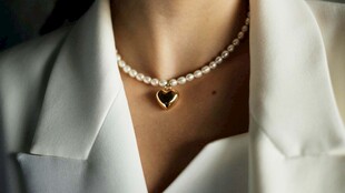 优雅珍珠项链搭配白色西装