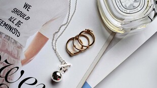 精致首饰摆放在时尚杂志上