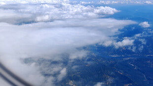 高空俯瞰云海与大地