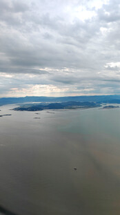 高空俯瞰广阔水域景观