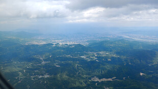 高空俯瞰葱郁山林景观