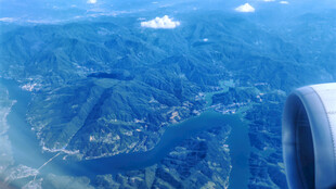 高空俯瞰山川河流美景