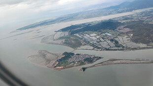 高空俯瞰城市与水域景观