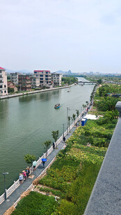 河畔城市风光
