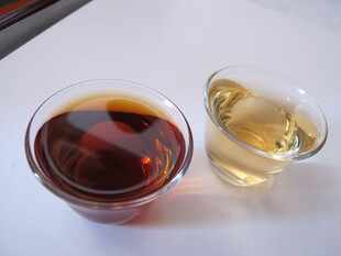 两杯不同色泽的茶饮