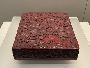 精美红色雕花漆盒