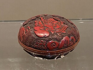 雕漆花卉纹圆盒