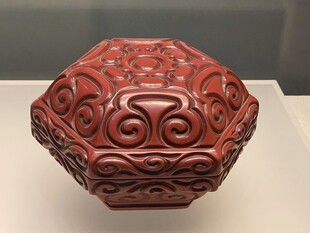 红釉雕花八角盒