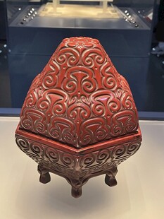 雕花三足红漆盒