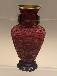 红釉双耳花瓶展示