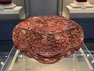 精美古代雕花漆盒