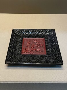 黑色雕花方盘  红底饰纹