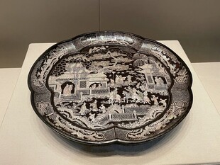 古雅山水纹黑漆嵌螺钿花盘