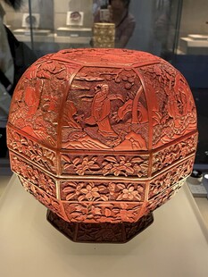 精美雕花红漆盒