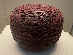 雕花红漆木圆盒