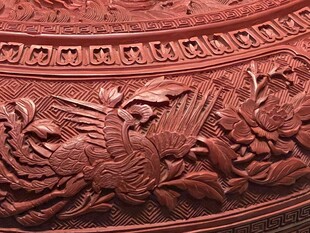精美雕花纹饰的红色器物